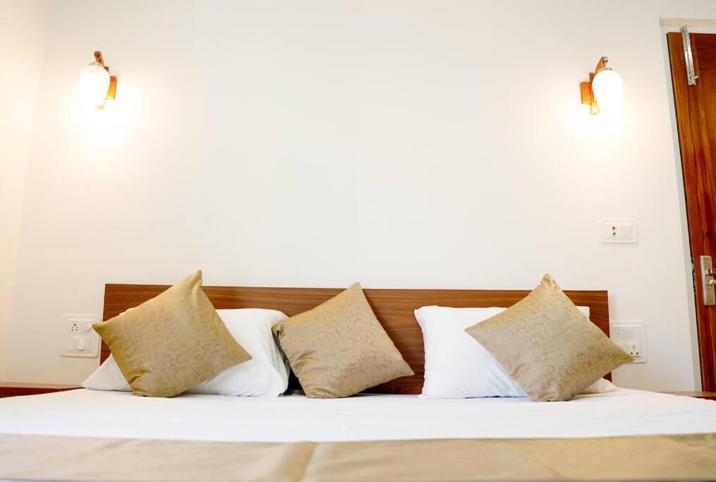 The Periwinkle Homestay Bhīm Tāl Buitenkant foto