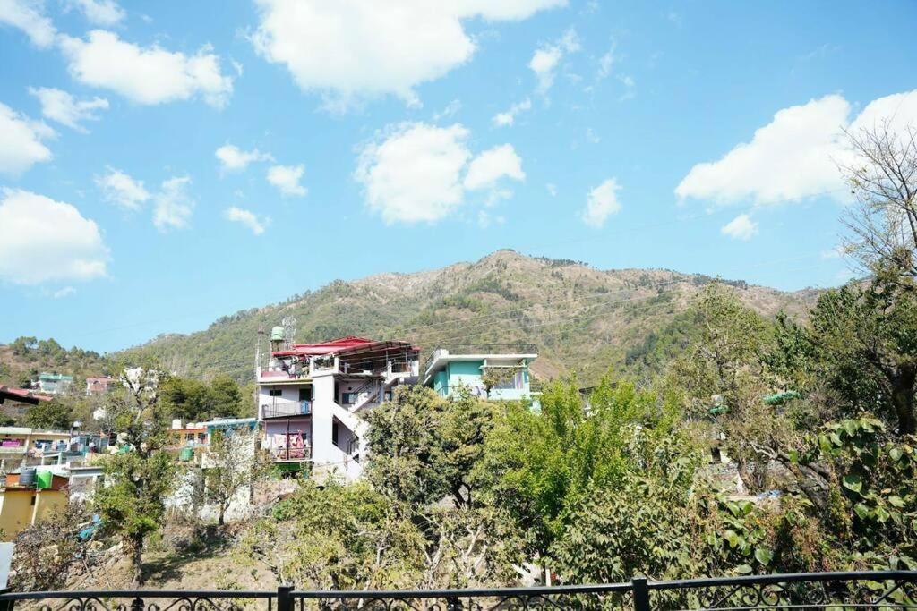 The Periwinkle Homestay Bhīm Tāl Buitenkant foto